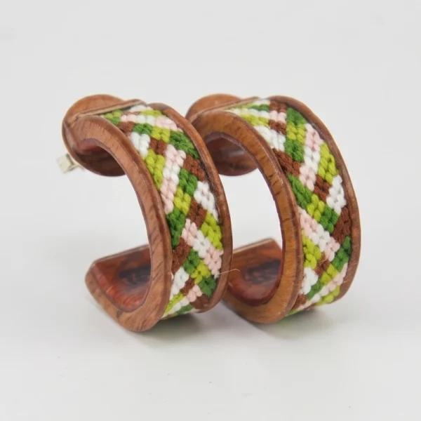 aretes madera con macrame santiago rugeles
