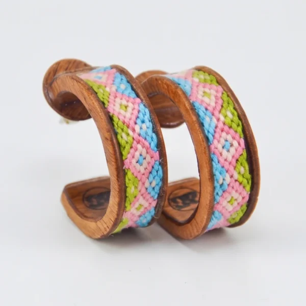 17_aretes_madera_macrame_santiago_rugeles aretes madera con macrame santiago rugeles