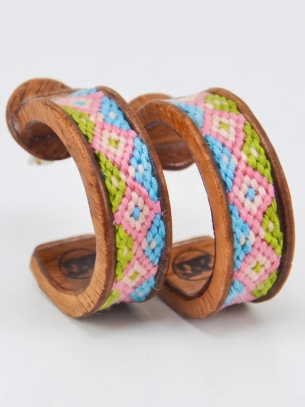aretes madera con macrame santiago rugeles