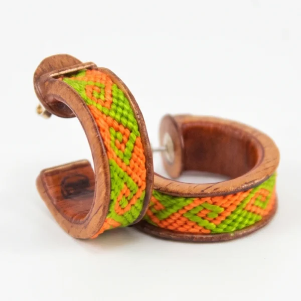 Aretes de Madera de Cedro y Macramé Naranja y Verde en Plata 925