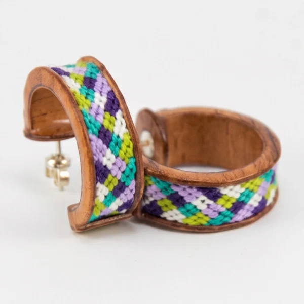 42_aretes_madera_macrame_santiago_rugeles aretes madera con macrame santiago rugeles