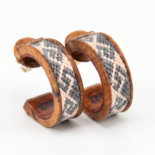 aretes madera con macrame santiago rugeles