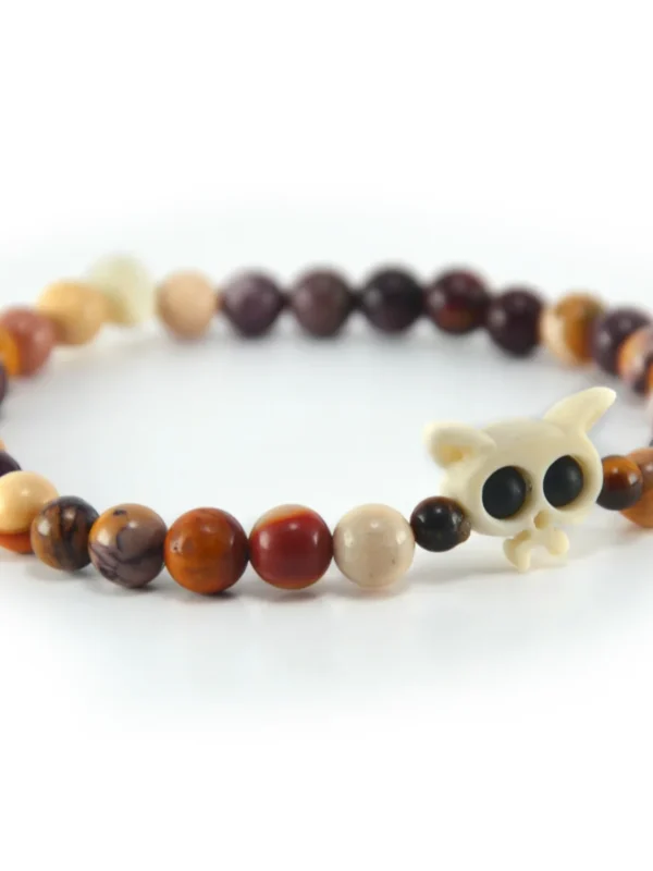 Pulsera de jaspe mookaita natural en tonos tierra y hueso tallado Santiago Rugele