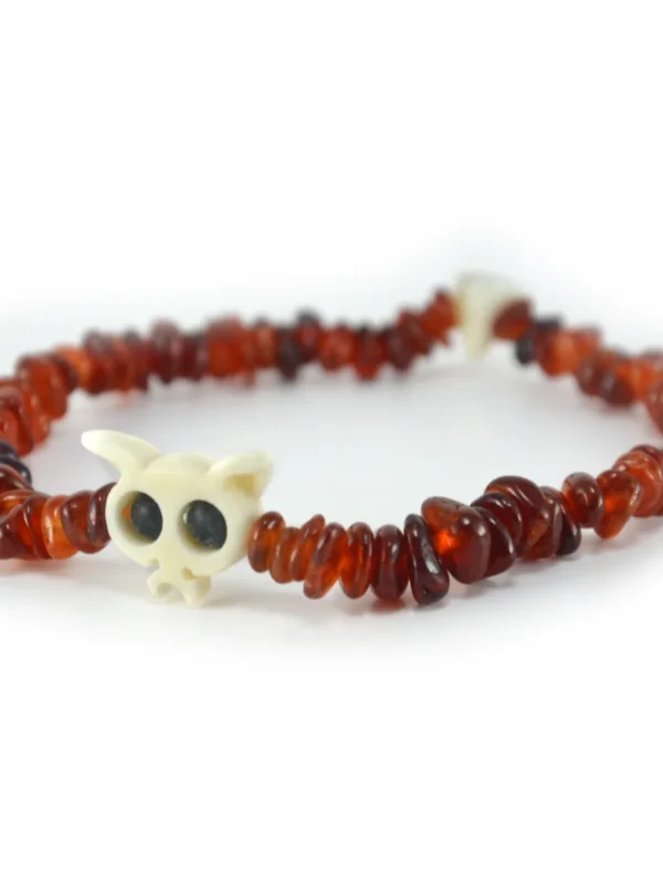 Pulsera de granate natural en chips rojo vino y hueso tallado Santiago Rugeles