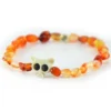 Pulsera de agata natural en tonos fuego naranja y hueso tallado Santiago Rugeles