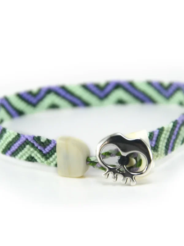 Pulsera macrame en algodon tejido verde y morado con calavera de plata 925 Santiago Rugeles