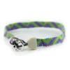 pulsera_hueso_santiago_rugeles_23 Esta **pulsera macrame multicolor** y plata ley 925 destaca por el contraste dinámico de sus tonos y la combinación impecable de materiales. Diseñada y elaborada artesanalmente por Santiago Rugeles, es una joya contemporánea concebida para brindar frescura y personalidad a cualquier estilo. El tejido de esta **pulsera macrame multicolor** resalta por su patrón geométrico en verde manzana, fucsia y azul turquesa, rematado con terminales esculpidas en hueso de res y un distintivo aplique frontal de calavera forjado en plata 925. --- ### Detalles y Especificaciones: * **Materiales:** Hilos de algodón de alta resistencia, aplique central en plata ley 925 y terminales en hueso de res. * **Proceso:** Tejido a mano y ensamblado artesanal, garantizando acabados definidos y durabilidad. * **Estilo:** Unisex / Joyería contemporánea de autor. --- ### Cuidado de tu pieza: Para conservar la viveza de los colores del algodón y el brillo de la plata 925, evita el contacto con perfumes, cremas o lavar la joya con detergentes agresivos.