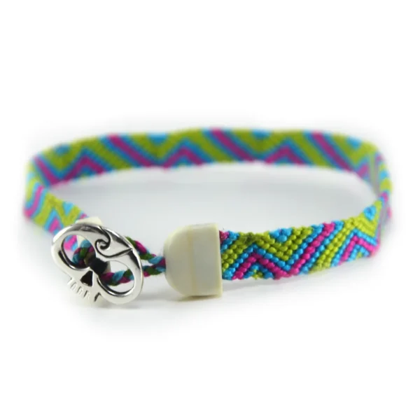 pulsera_hueso_santiago_rugeles_23 Esta **pulsera macrame multicolor** y plata ley 925 destaca por el contraste dinámico de sus tonos y la combinación impecable de materiales. Diseñada y elaborada artesanalmente por Santiago Rugeles, es una joya contemporánea concebida para brindar frescura y personalidad a cualquier estilo. El tejido de esta **pulsera macrame multicolor** resalta por su patrón geométrico en verde manzana, fucsia y azul turquesa, rematado con terminales esculpidas en hueso de res y un distintivo aplique frontal de calavera forjado en plata 925. --- ### Detalles y Especificaciones: * **Materiales:** Hilos de algodón de alta resistencia, aplique central en plata ley 925 y terminales en hueso de res. * **Proceso:** Tejido a mano y ensamblado artesanal, garantizando acabados definidos y durabilidad. * **Estilo:** Unisex / Joyería contemporánea de autor. --- ### Cuidado de tu pieza: Para conservar la viveza de los colores del algodón y el brillo de la plata 925, evita el contacto con perfumes, cremas o lavar la joya con detergentes agresivos.