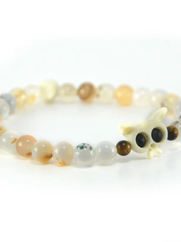 Pulsera de cristal de calcedonia natural y hueso tallado a mano Santiago Rugeles
