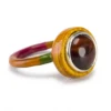 Anillo artesanal de autor con piedra ojo de buey engastada en plata 925 y caja de madera de nogal con aro de hilos ocres.