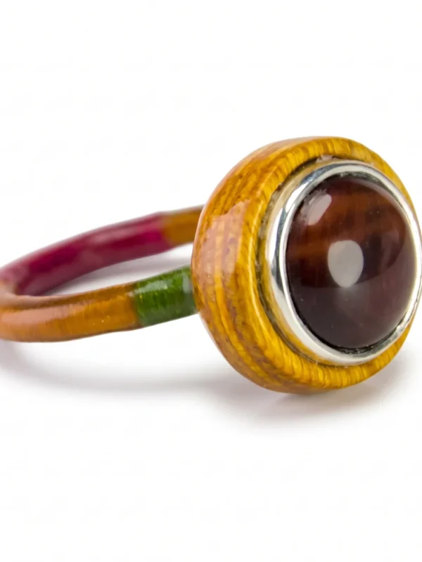 Anillo artesanal de autor con piedra ojo de buey engastada en plata 925 y caja de madera de nogal con aro de hilos ocres.